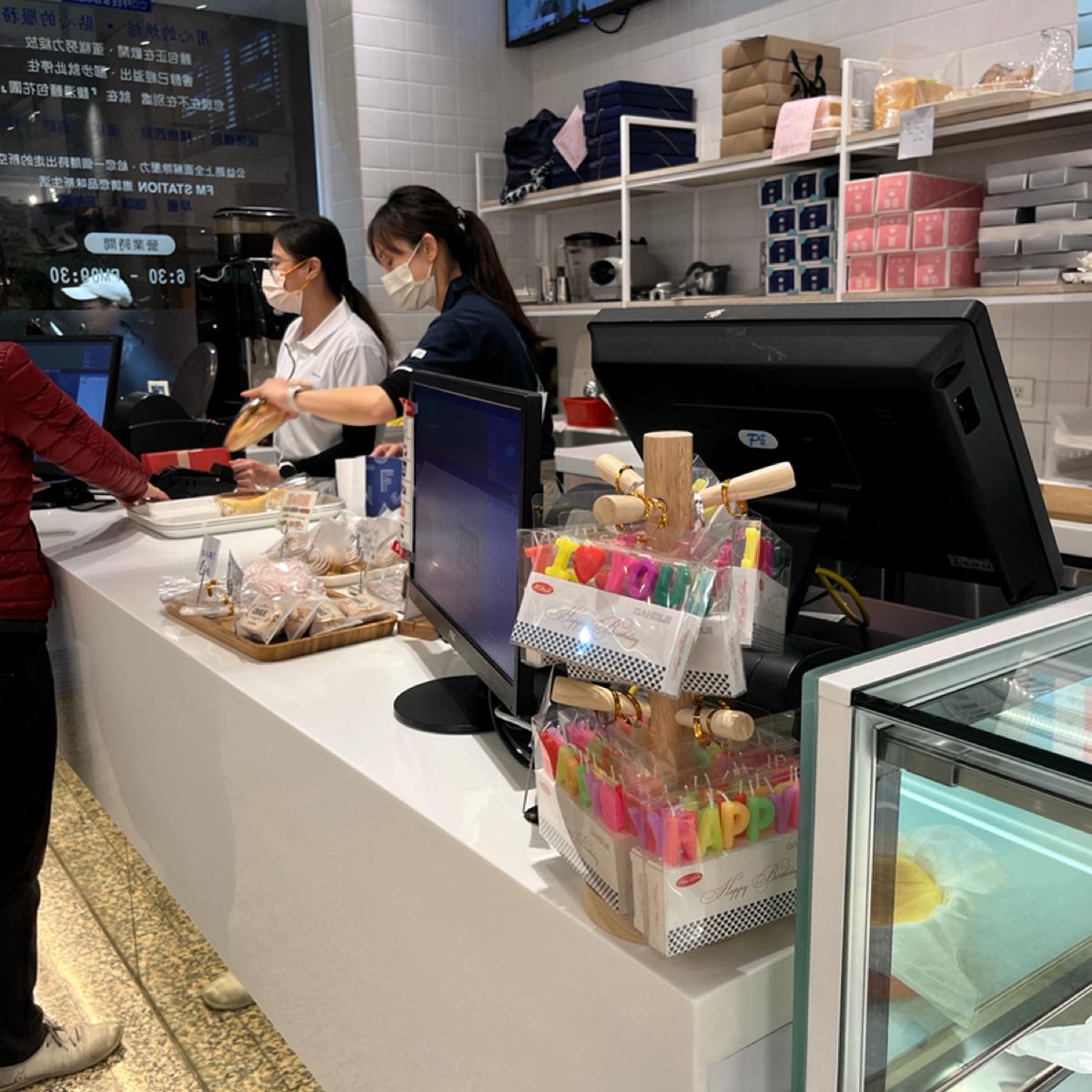 結帳區域（通常都是2-3個人負責）
一個結帳、一個協助切麵包或將麵包放入紙袋