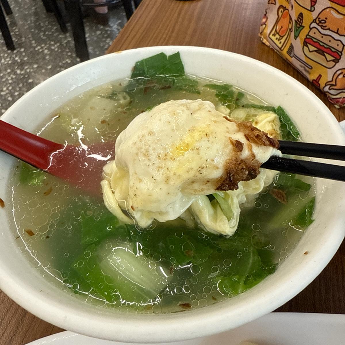 蛋是一整顆下去的，看得出來是一碗一碗做而不是大份量小分碗的做