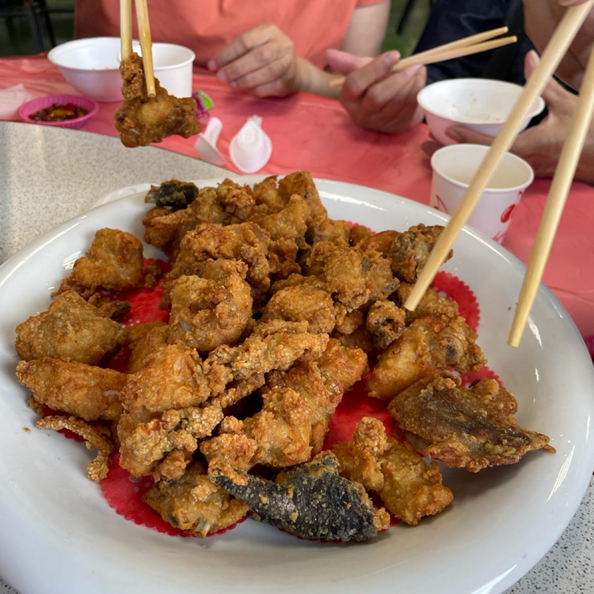 香酥黃金豆乳炸雞 $450
有別於外面的豆乳炸雞，大多是吃肉，這盤炸雞是要啃的！
炸雞是包含骨頭，甚至雞腳也被拿去炸了。
因此吃炸雞之餘，還可以吸吮骨頭的香味，吃帶有雞汁的肉！
小心骨頭刺！