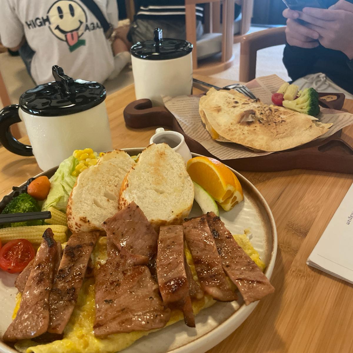 日式燒肉早午餐 $360
舒肥雞肉起司 $320
紅茶是附送的 可以改-$30