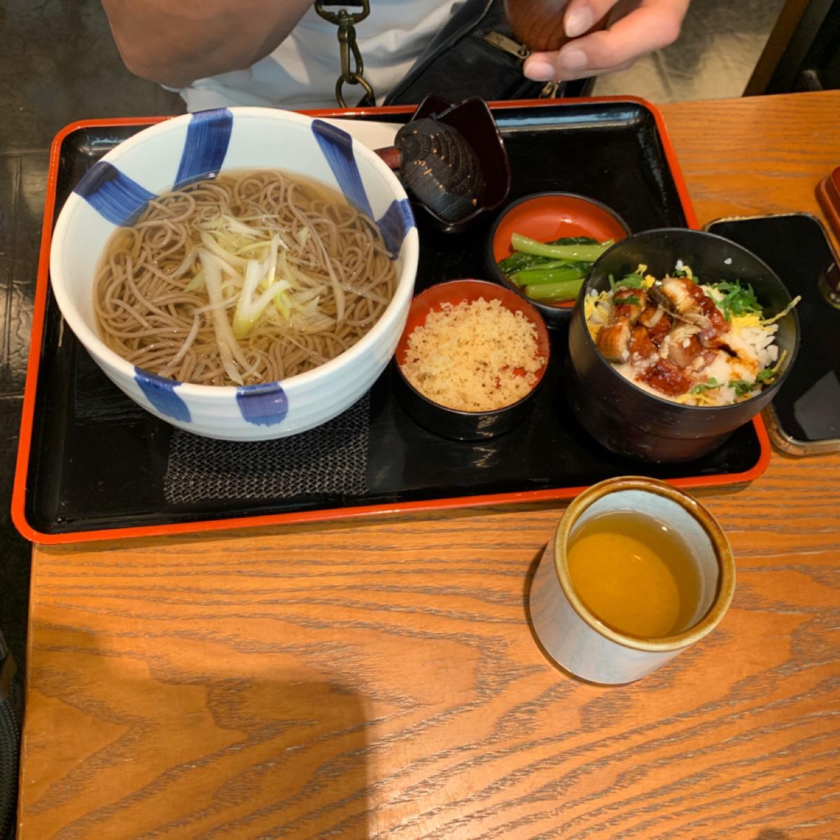 家人點的湯蕎麥麵和照燒雞肉飯，有搭配炸得酥脆的麵衣（我也不知道它的名字）但在臺灣台南夜市吃小上海鹹酥雞都會附哈哈哈，家人描述這個蕎麥麵很好吃，中心空空的吃起來很清爽的感覺