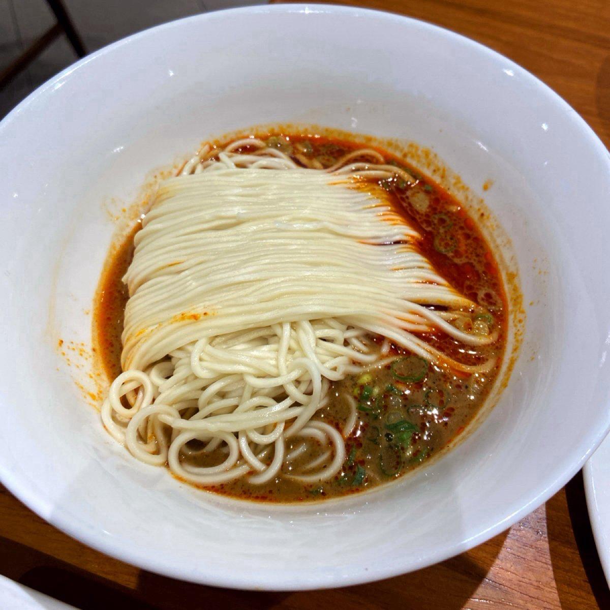 擔擔麵
第一次點擔擔麵，有辣油跟芝麻花生的香氣，很濃郁，吃起來感覺比較像麻醬麵。有點偏辣，覺得味道普通，不推薦。