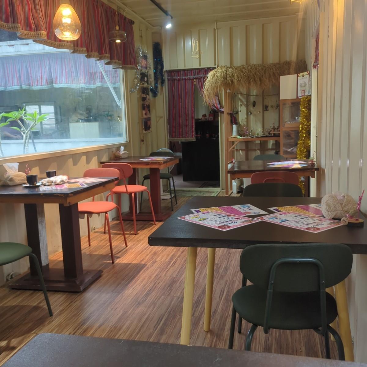 店是貨櫃屋，老闆娘親切