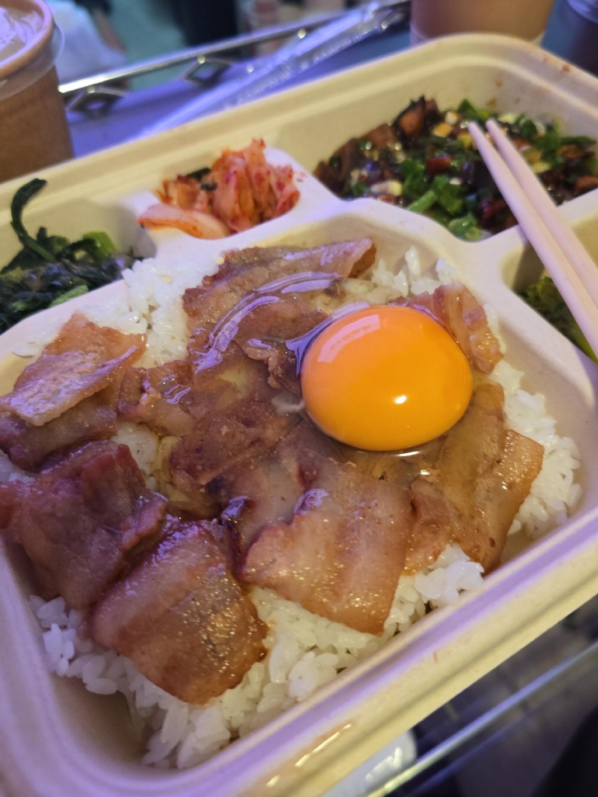 燒肉與生蛋黃近照