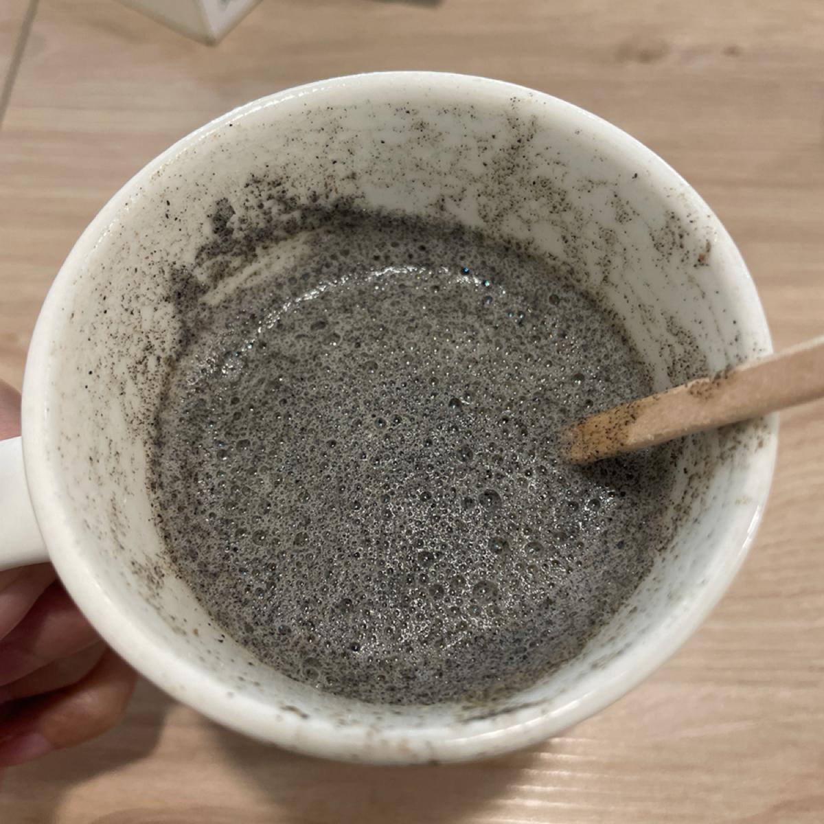 攪拌後的黑芝麻牛奶，滿滿的芝麻香