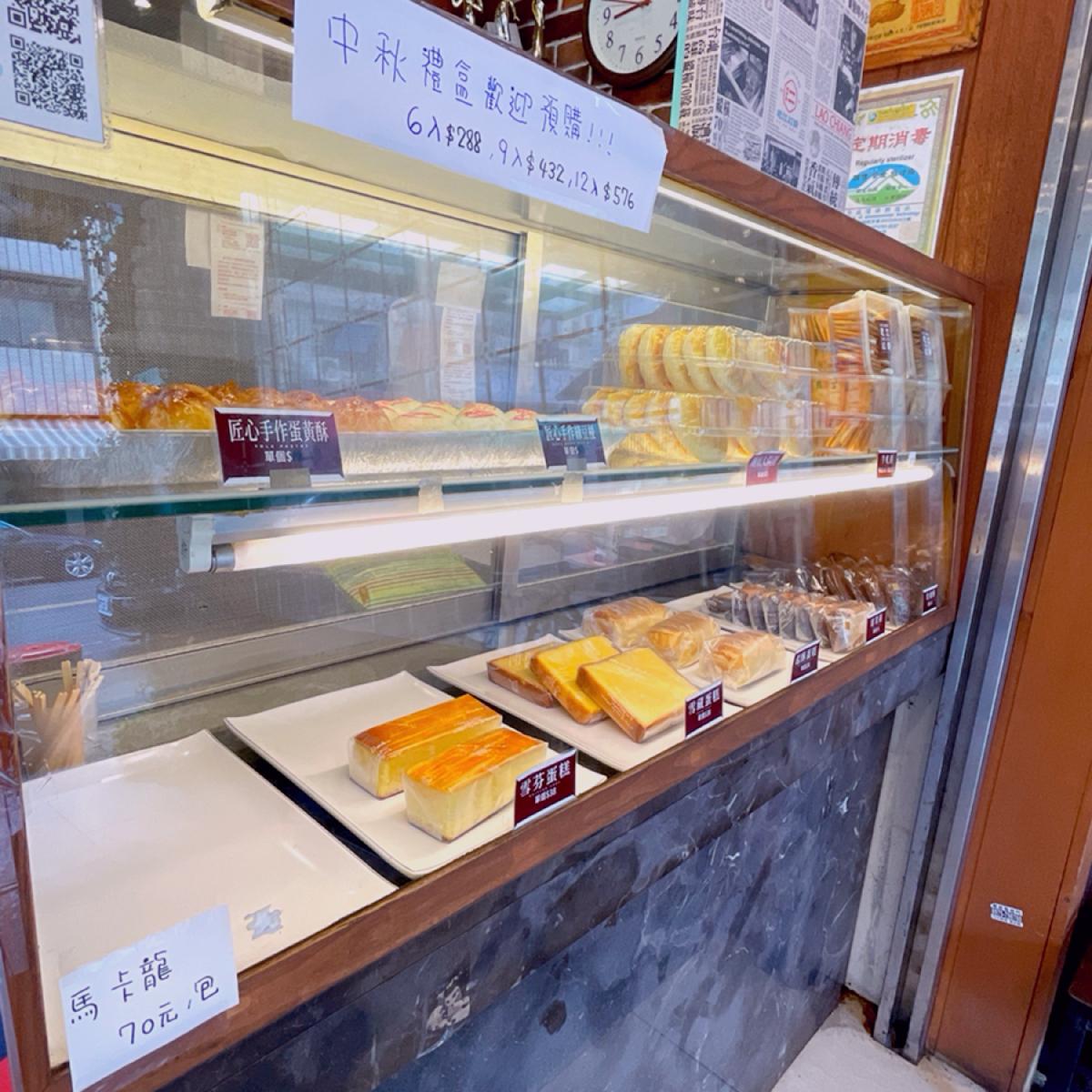 櫃子內有一些點心
包含中秋節會吃的蛋黃酥
可以現場選購