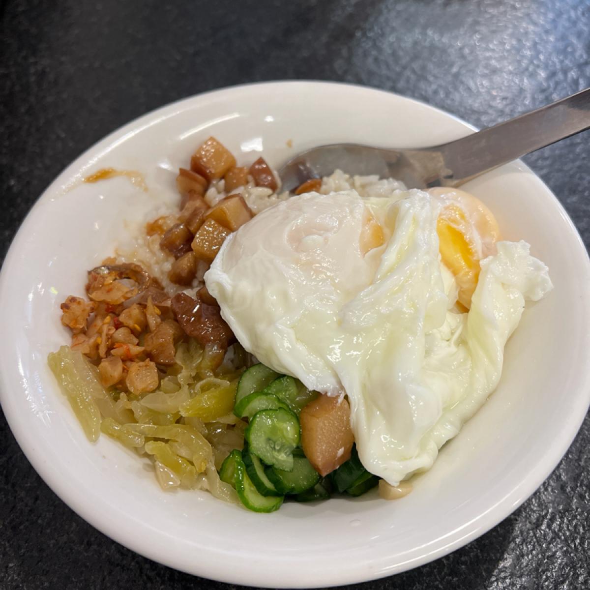 蛋包滷肉飯再加一個蛋