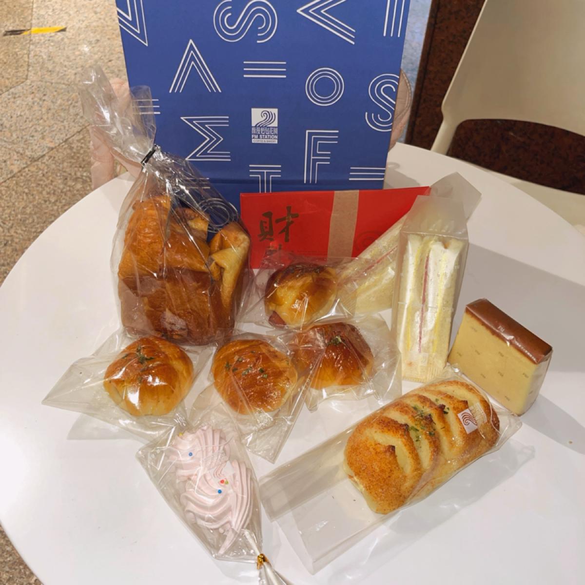 過年期間～會送紅包袋
1.芋頭吐司$55
2.心心相印蛋白糖$45
3.德式小餐包$64/4個
4.洋蔥燻雞$40
5.FM三明治$56/2個
6.蜂蜜蛋糕（片）$28