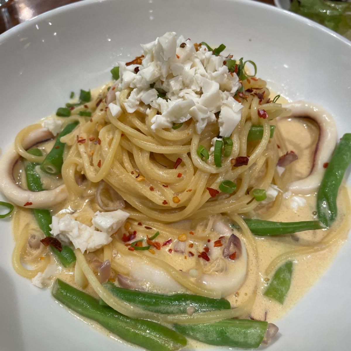 金沙中卷飯$290
上面白色的是鹹蛋蛋白，乾辣椒很香，如果是不太吃辣的人，可能會覺得稍稍有點辣。
麵沾滿炒發的鹹蛋，整體很有鹹蛋香！
中卷軟硬適中，有嚼勁但不會太硬！