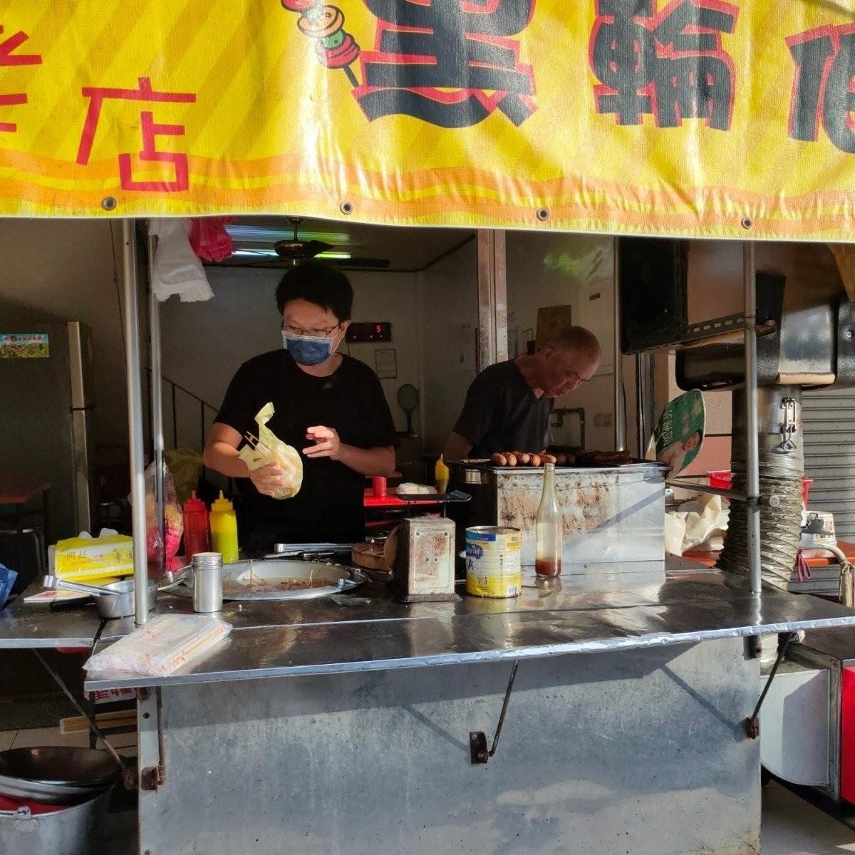 🥭 店家外觀

黑輪伯原本是路邊一家不起眼的小攤販
後來搬來到這家店面，但是懷舊感依舊！
香腸和歐練吃起來依然有滿滿的人情味🥹