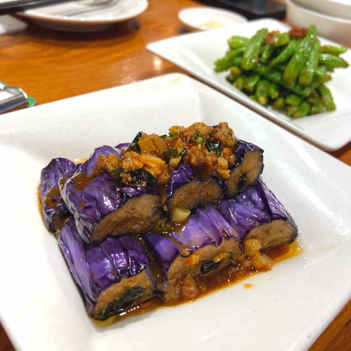 紅燒茄子
茄子是小時候討厭吃的菜之一，長大後發現茄子其實可以處理的很好吃！也是稍微炸過的茄子，配上辣肉末跟蒜頭調味，一樣變得很美味，稍微偏油了一點，但是是很下飯的涼菜，也是幾乎每次來的必點，推薦👍