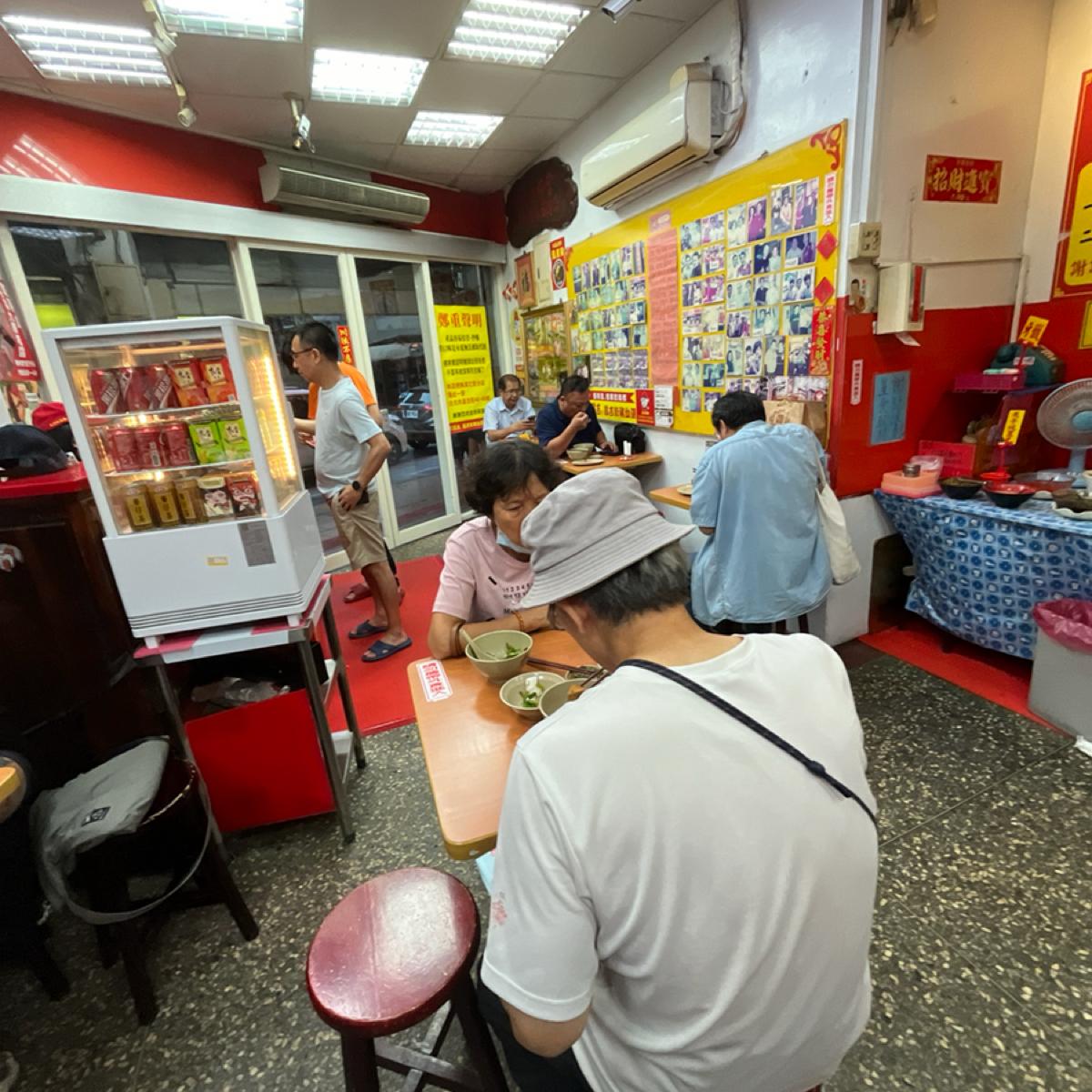 店內往門口跟櫃檯看出去