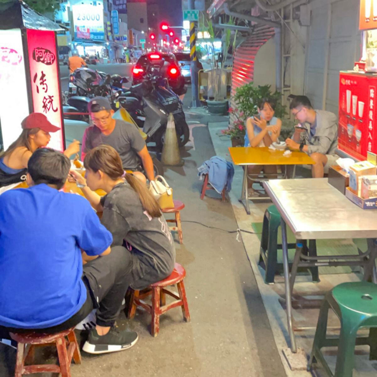 座位區都在戶外，是這種低矮的桌椅