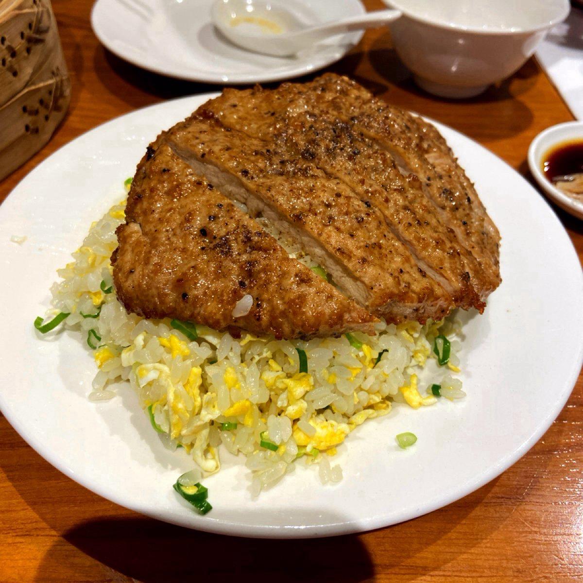 排骨蛋炒飯
炒飯可以炒到粒粒分明是鼎泰豐的功夫，和紅油抄手是一組的，一定要配著抄手醬才好吃😋但今天的排骨表現較普通，沒有特別驚艷的感覺。