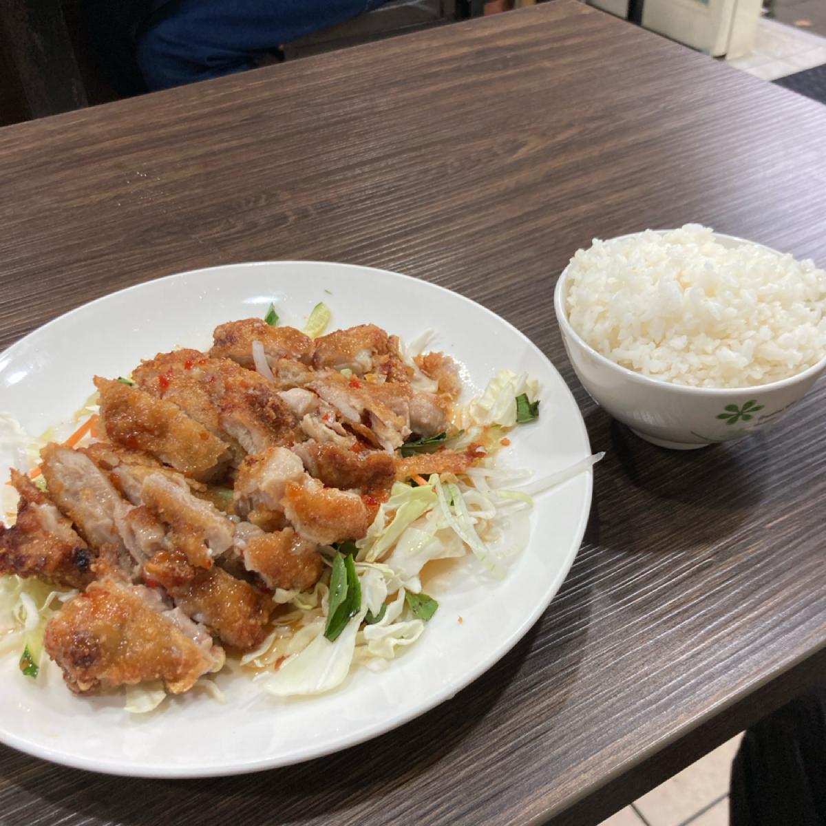 越式酸香雞腿排飯$160