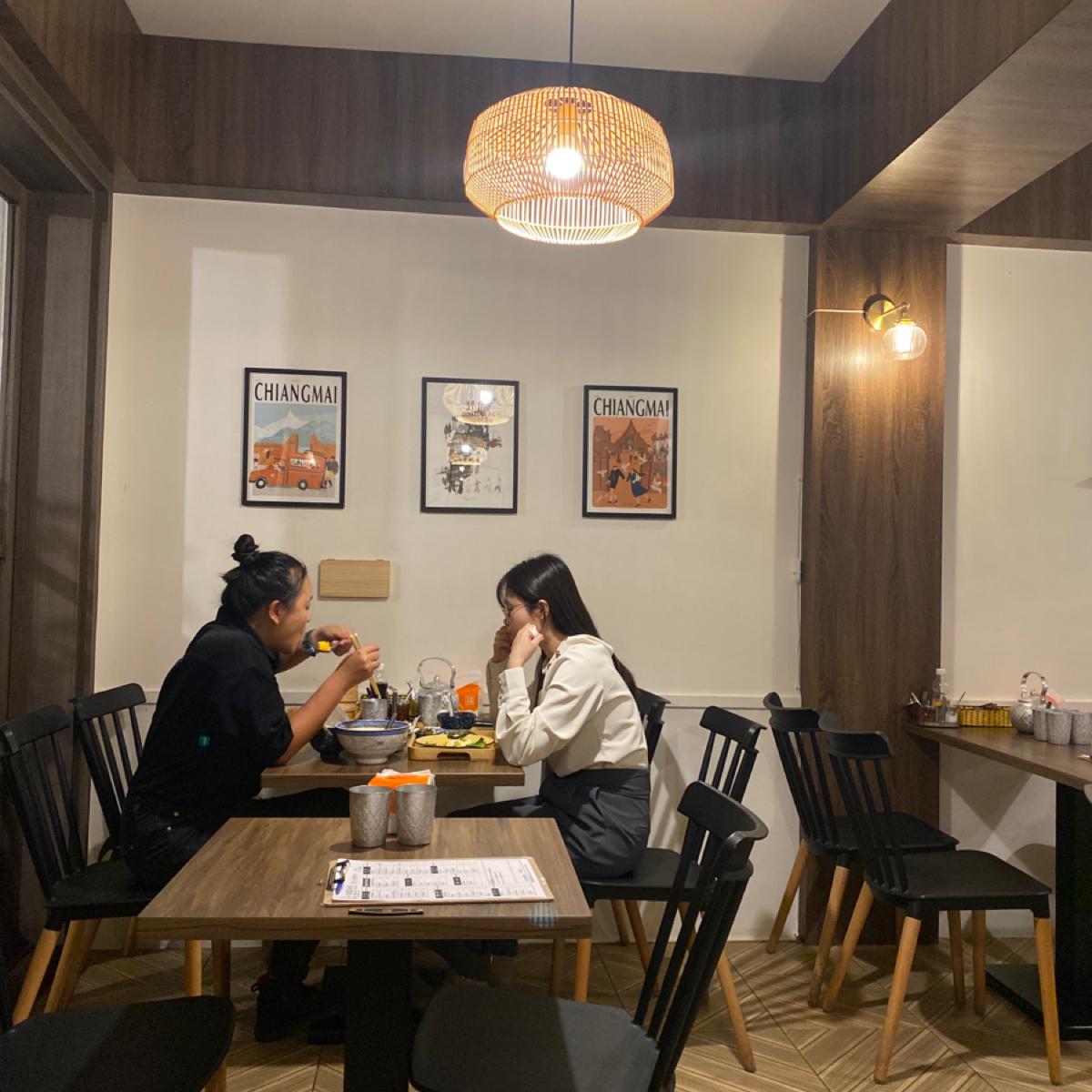 店內的環境是暖暖的橙色配色