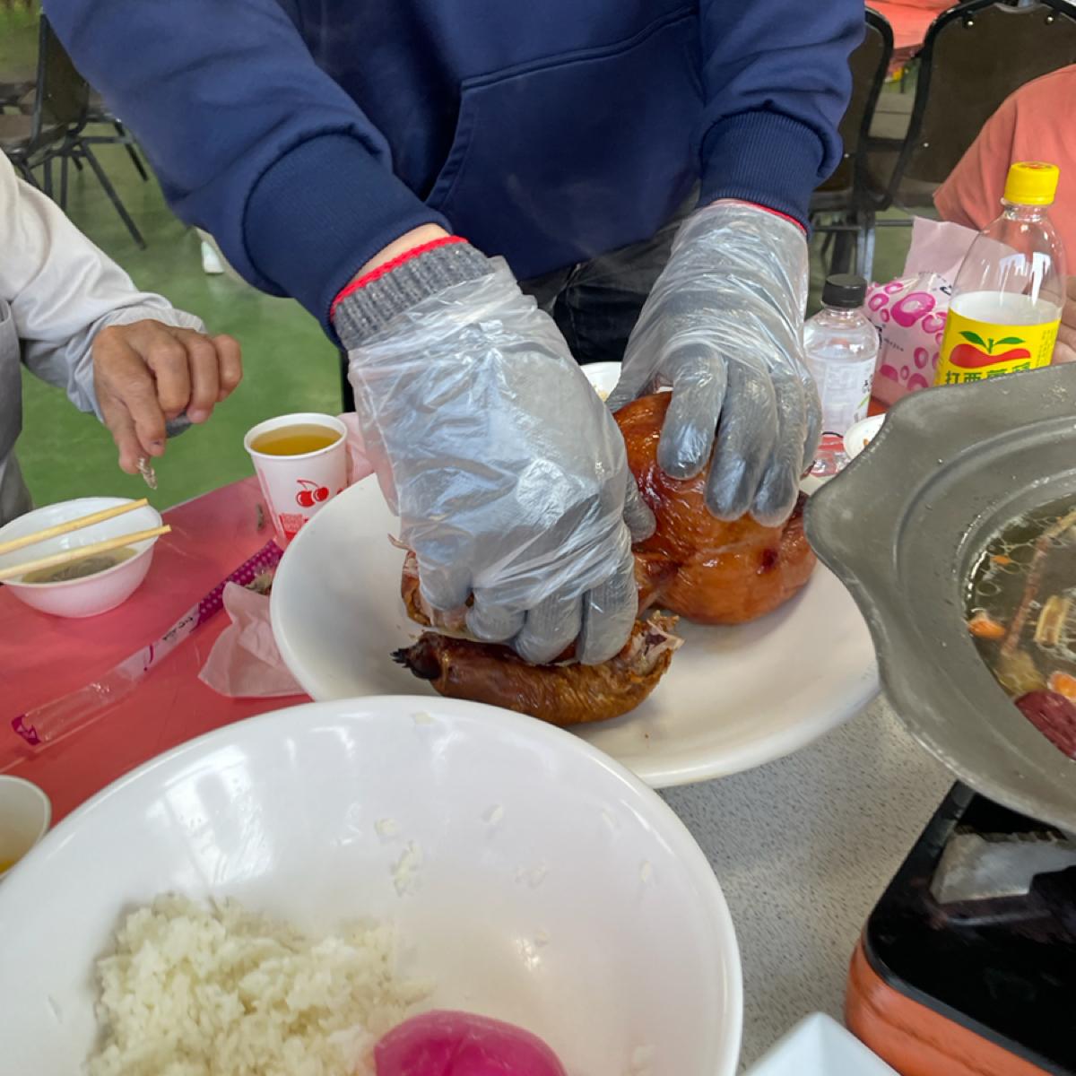 烤雞會附上一雙手套，除了塑膠手套之外，內層還有厚手套防燙傷。
（交給專業的扒雞專家就對了！）