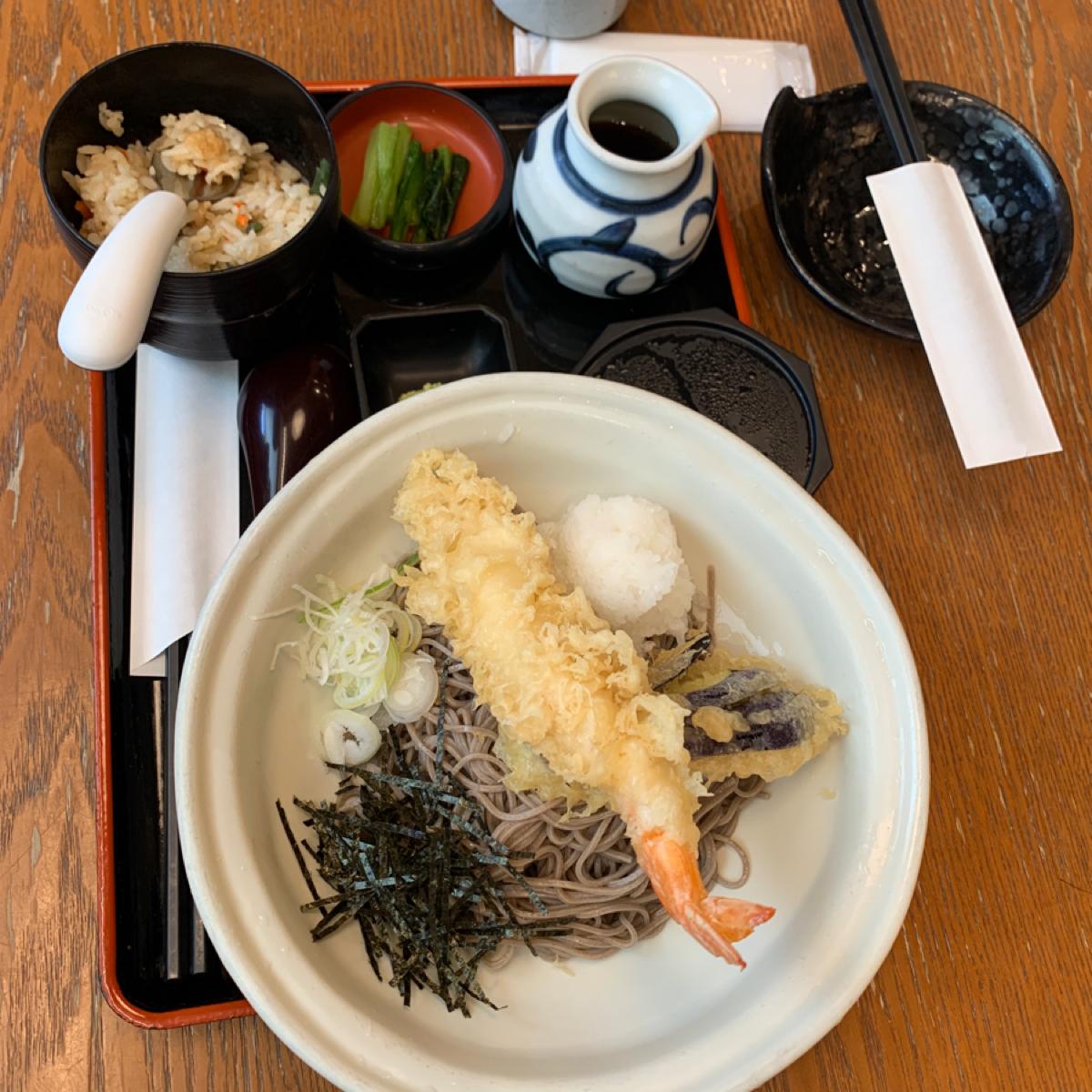家人點的炸蝦天婦羅蕎麥麵定食，飯的部分有好幾種可以選，這一款飯是連嬰幼兒都可以吃到很不錯營養的炊飯，有吻仔魚在裡面，整體調味非常適中，很好吃