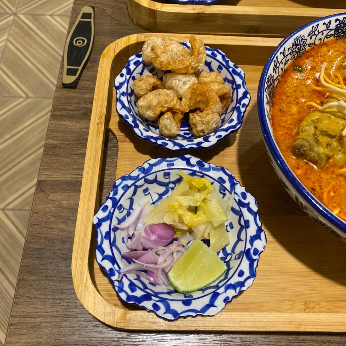 泰北考率的小附菜：炸豬皮（很脆 可泡入湯）、紫洋蔥與酸菜與檸檬（一樣是放入湯裡）