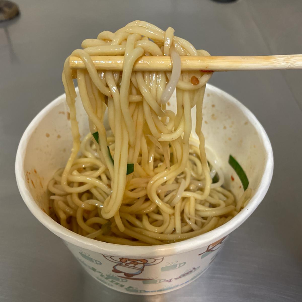 醬汁、油蔥酥、些許豆瓣醬拌在一起，調味很合我的胃口！
（豆瓣醬是我額外加的）