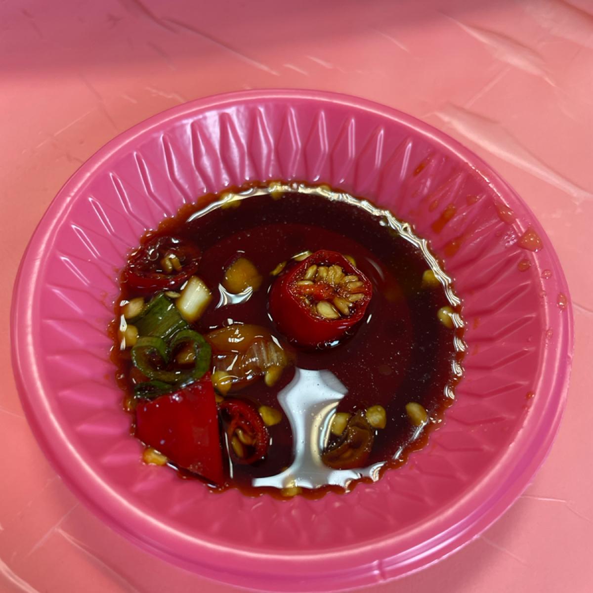 如果真的覺得不夠味，店家其實有附醬油辣椒，可以自己去倒，基本上什麼都能沾👌就看個人口味啦
（銀絲卷我也沾了😂）