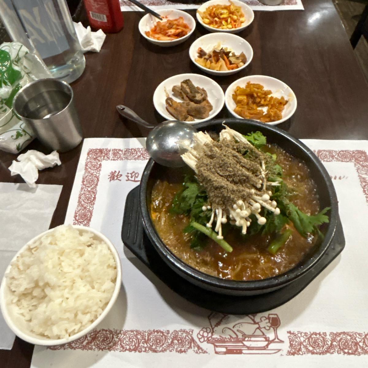 馬鈴薯豬骨湯（一人份）

一直很想吃看看馬鈴薯豬骨湯，平常常去的韓式料理店都沒有供應，今天一看到這道就決定要點了！

份量非常的多之外居然還附上一碗白飯，湯裡面可是有馬鈴薯跟年糕耶⋯
馬鈴薯沒有入味的感覺，但沒吃過實在也不知道應該吃起來要是什麼味道才對 。
豬肉非常大塊，燉煮的也非常軟爛，很好吃！！！湯頭也很好喝！！！
配菜有山茼蒿跟金針菇，整體來說覺得很不錯。