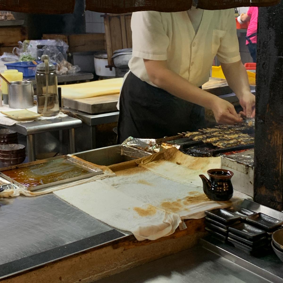 廚房烤鰻魚現場。