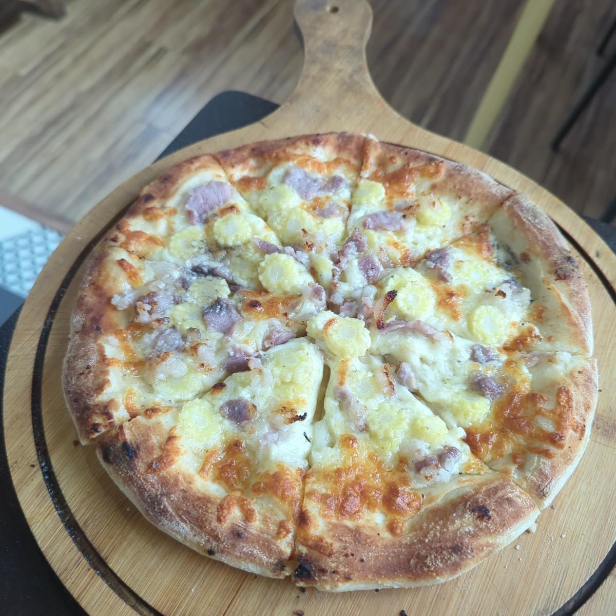 泰雅醃肉pizza 蔬菜是搭配玉米筍蠻特別的 起司風味濃厚