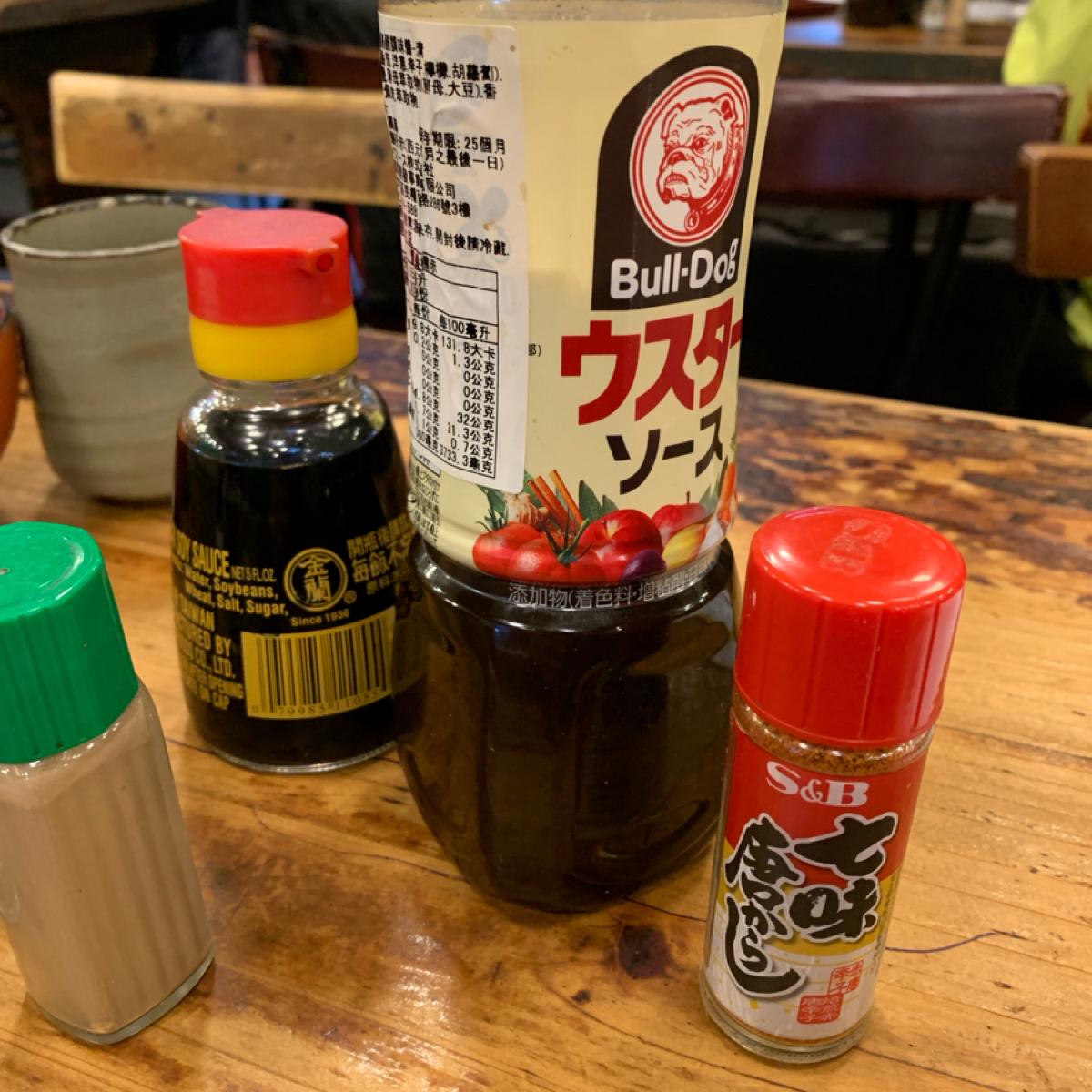 桌上的醬料與七味粉，這次並未使用，似乎稱不上特殊。