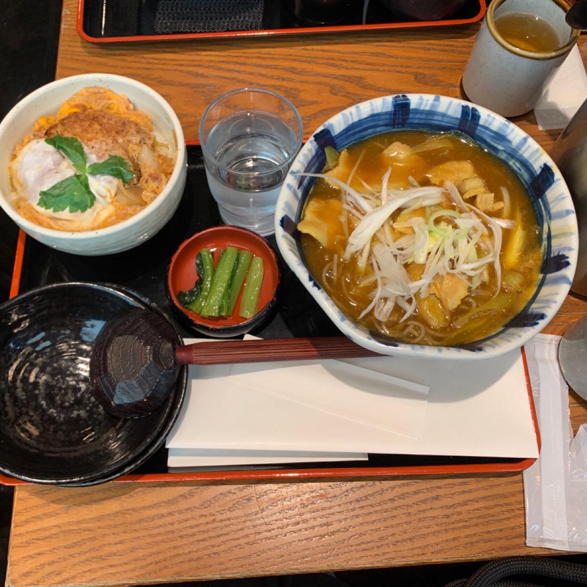 我自己當天很餓，很想吃很多重口味的食物，咖喱雞肉片蕎麥麵是類似沾麵的吃法，搭配炸豬排丼飯真的好有飽足感，轉過頭去隔壁一位日本大叔也是點了一樣的組合搭配上一大杯啤酒🍺（透中午就可以這樣喝的嗎）真的一個套餐雙重享受。來日本這次吃到的豬排丼飯已經兩餐，雖然其實心裡偏愛炸得酥脆的那種豬排，但像這樣半熟蛋裹在豬排上，飯淋上微甜的醬汁搭配柔軟甜膩的炒洋蔥，真的也愛上了丼飯的風味，好好吃😋