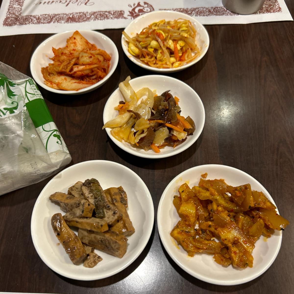 五道小菜裡面大概有兩道不太喜歡，豆芽菜跟木耳吧，主要是調味不喜歡，然後豆芽菜味道較生。

豆乾還不錯吃，泡菜普通，豬耳朵吃起來不太韓式，但蠻好吃的😂

小菜可以一直續加。