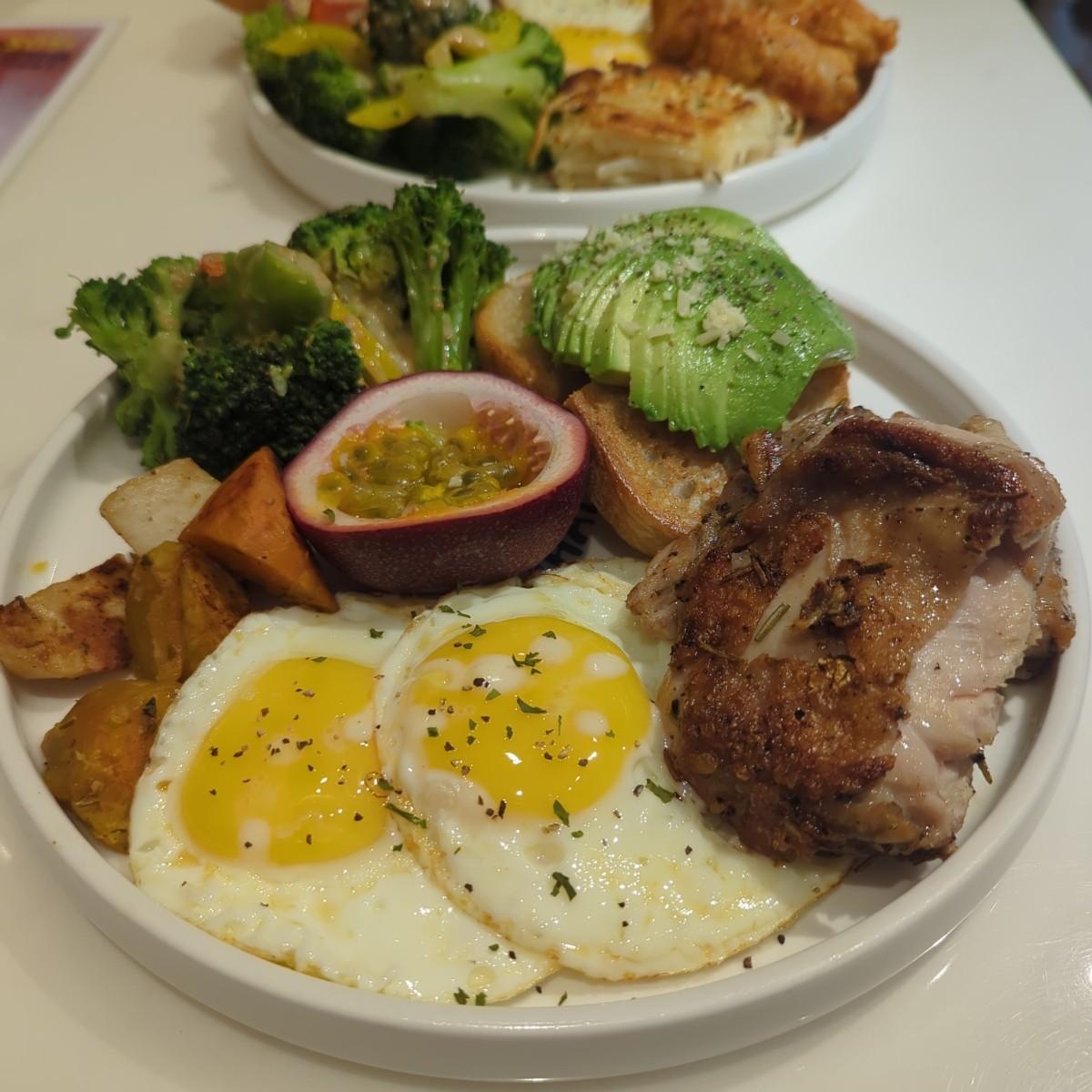 主餐是烤雞腿，酪梨很好吃