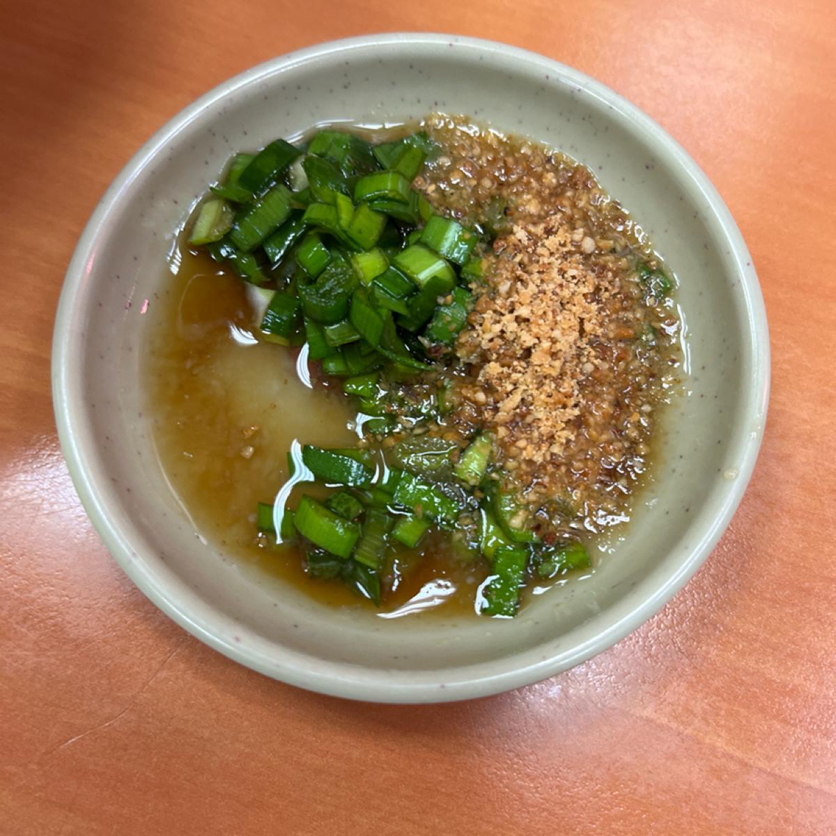 醬料自己配，有韭菜、花生粉這種不常見的配料，其它醬油、辣椒基本配備也有
