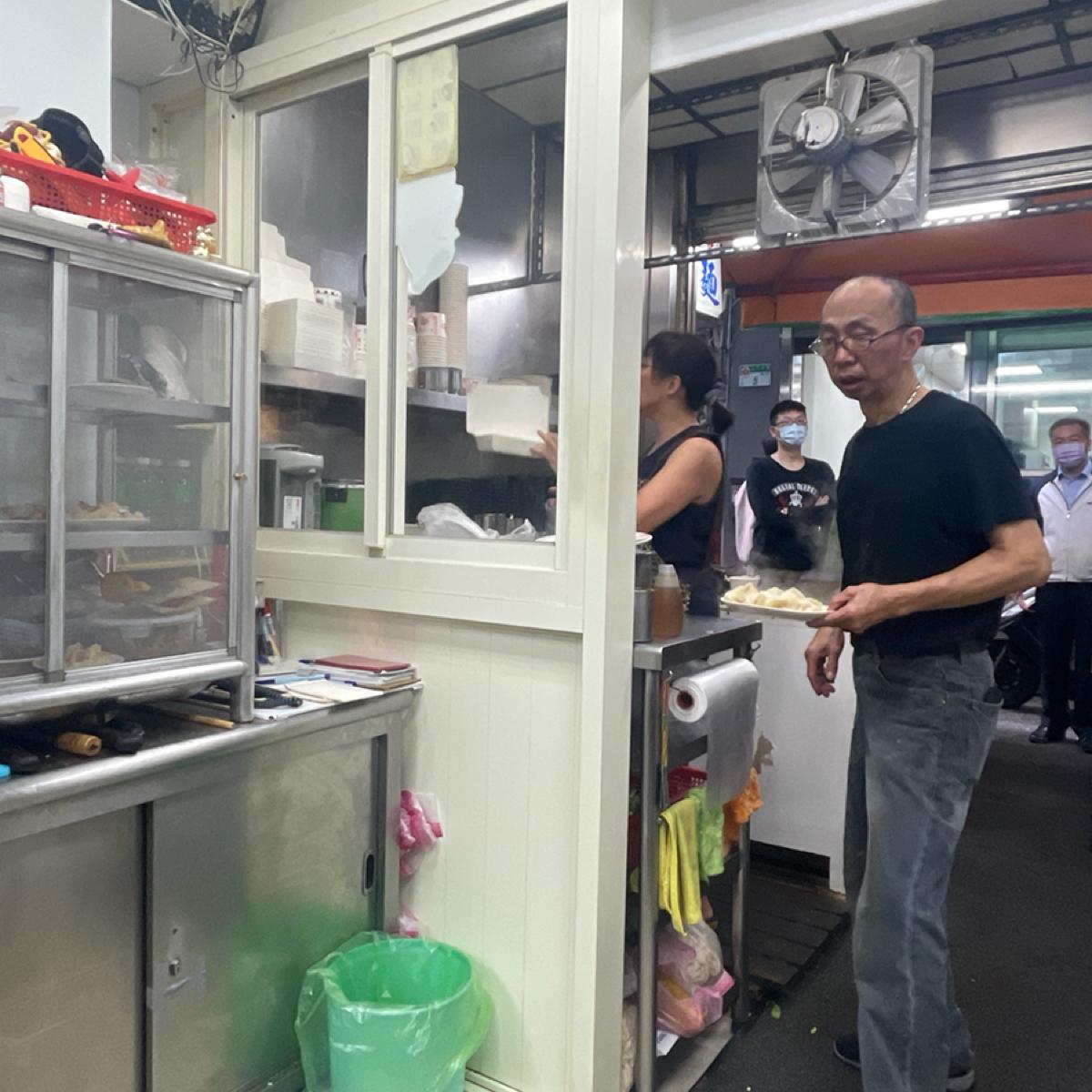 除了鍋貼之外，也很多人點水餃
左邊櫃子可自行取小菜