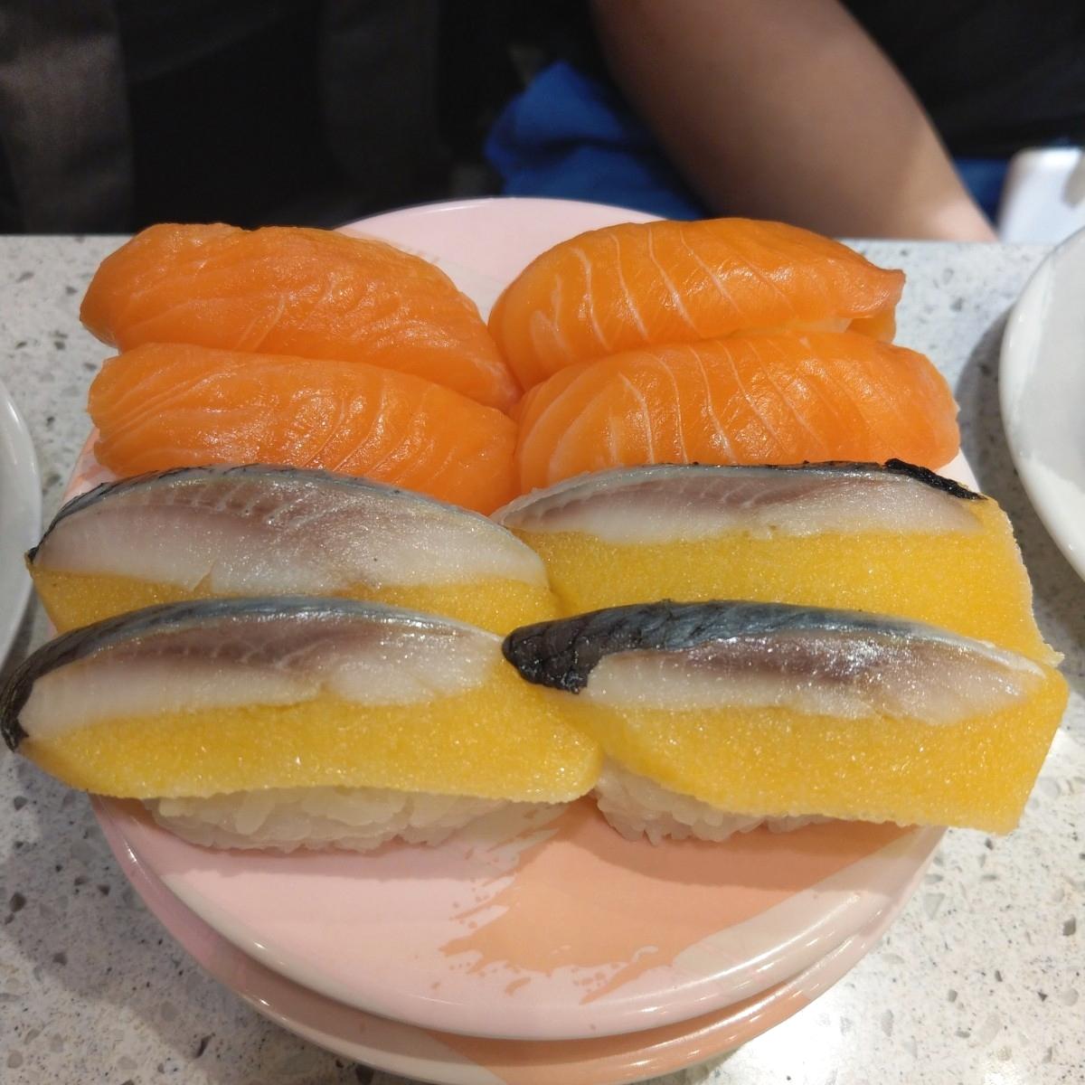 鮭魚 $40 （2份）
黃金鯡魚 $30 （2份）
來這邊就是要吃鮭魚，不敗口味 必吃
黃金鯡魚，很挑人愛的就很愛，我自己喜歡脆脆的口感😋