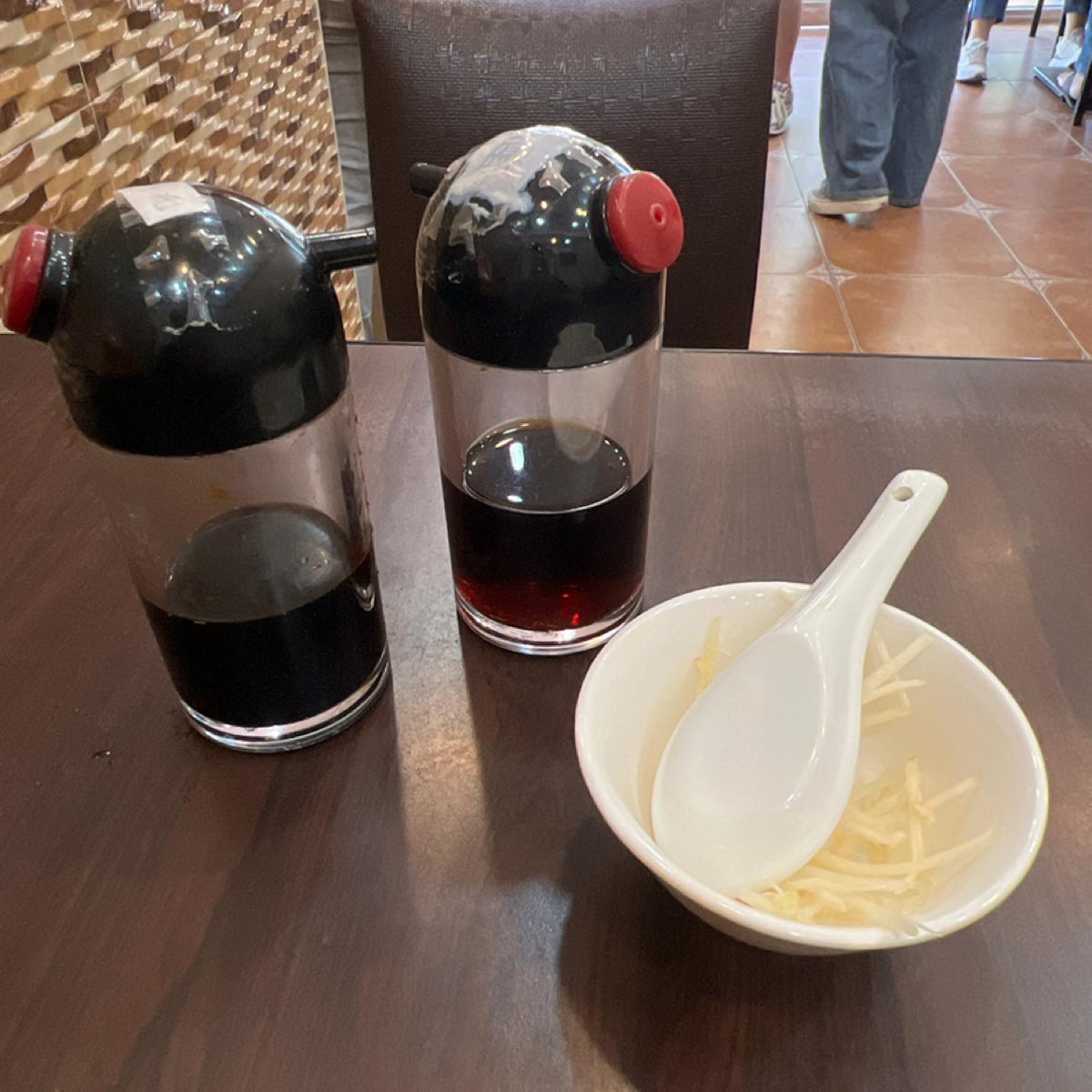 搭配醬料。

「倒一點點就好，不要浪費！」

店員在還沒上餐之前，告訴我這一句話。
我心想⋯做生意還怕人家用？ 況且你餐點又不是多便宜！錯了，在咬下湯包那一刻我就知道我錯的徹底了！

湯包的湯非常的「鮮、鹹、甜」，完全是可以不沾醬料吃，也非常的過癮！