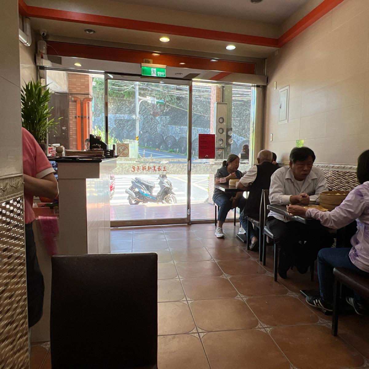 店內內用區，桌數很少，加上我這桌大概只有五桌
但後面來的客人雖然櫃檯人員告訴他們要等20-30分鐘，他們還是非常願意等！可見美食是值得等待的！