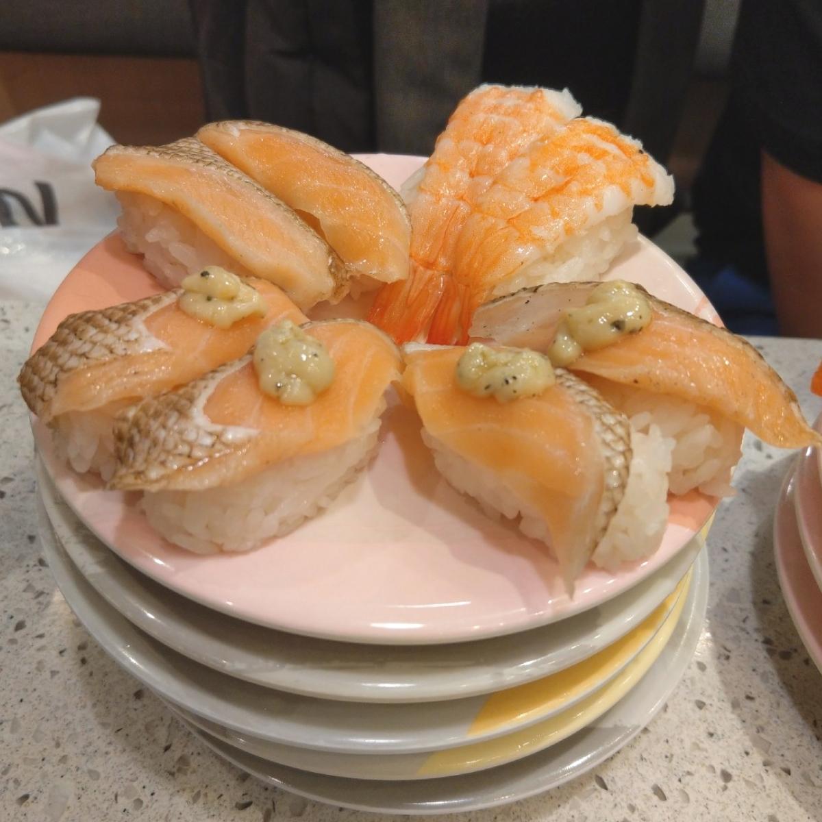 烤鮭魚肚 $30 / 鮮蝦 $30
蒜香乳酪燒鮭 $40 （2份）