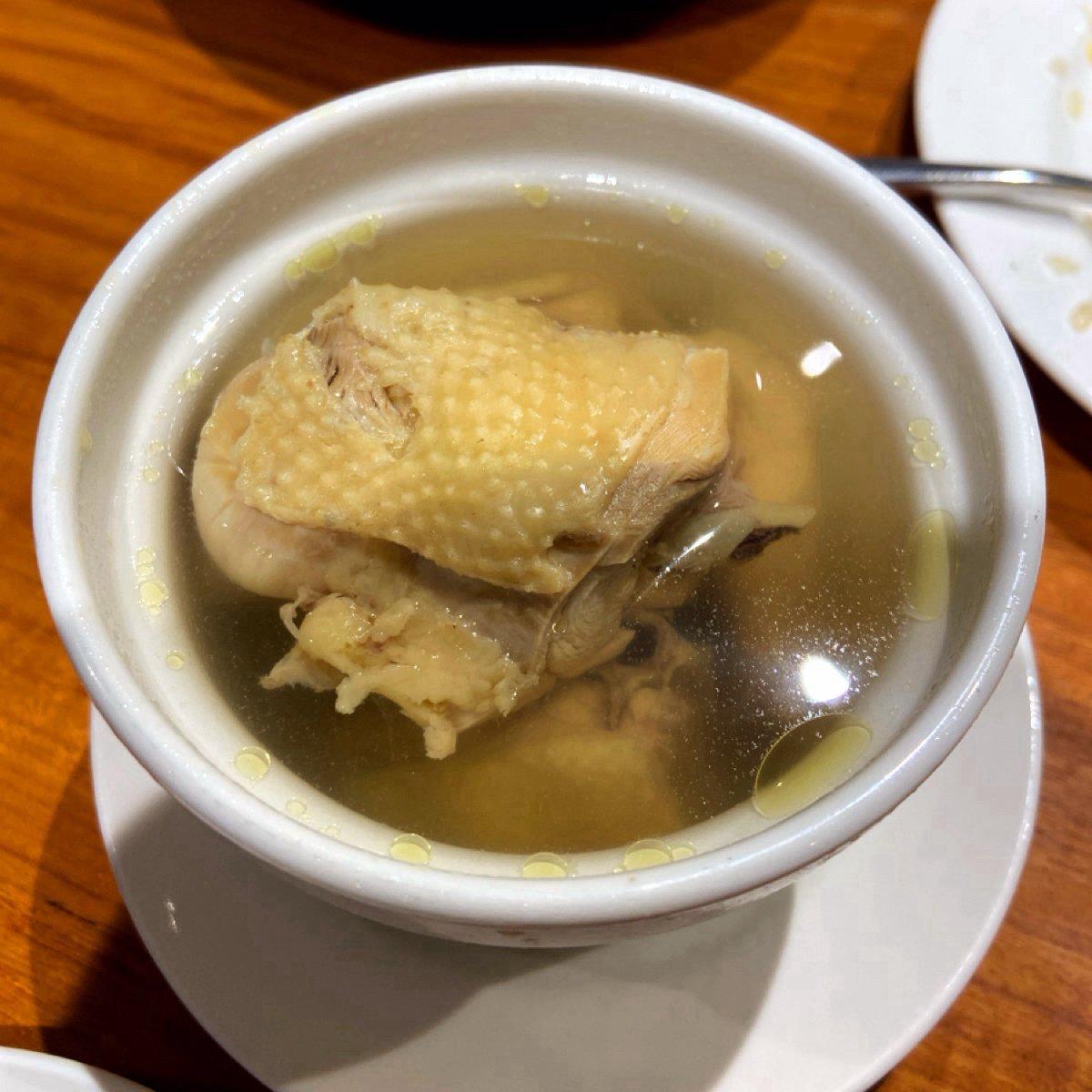 元盅雞湯
第一次點雞湯，雞肉有四大塊非常棒，湯頭很鮮美好喝又不油膩，很讚喔！推薦👍