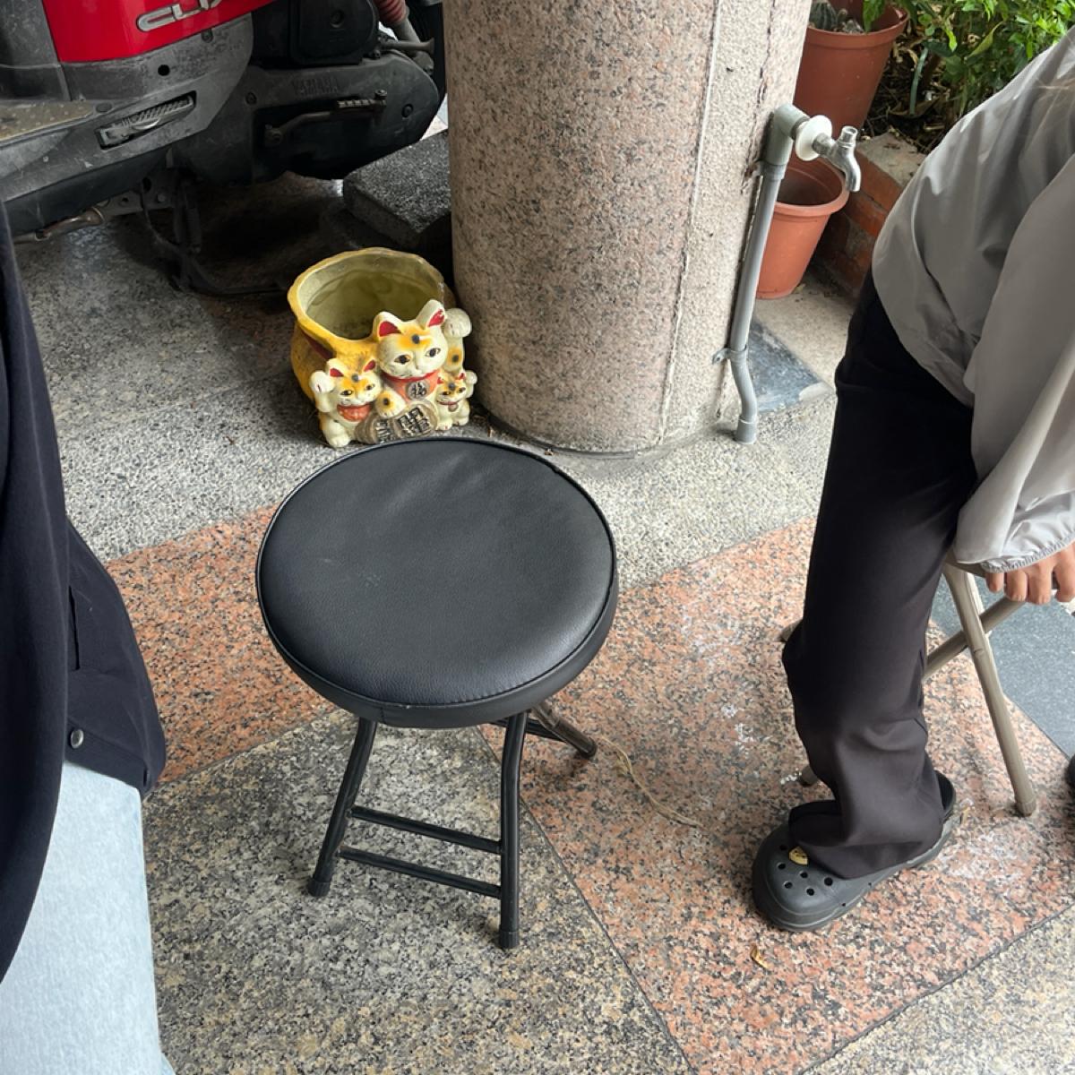 店的騎樓有等待飲料的休息座位。