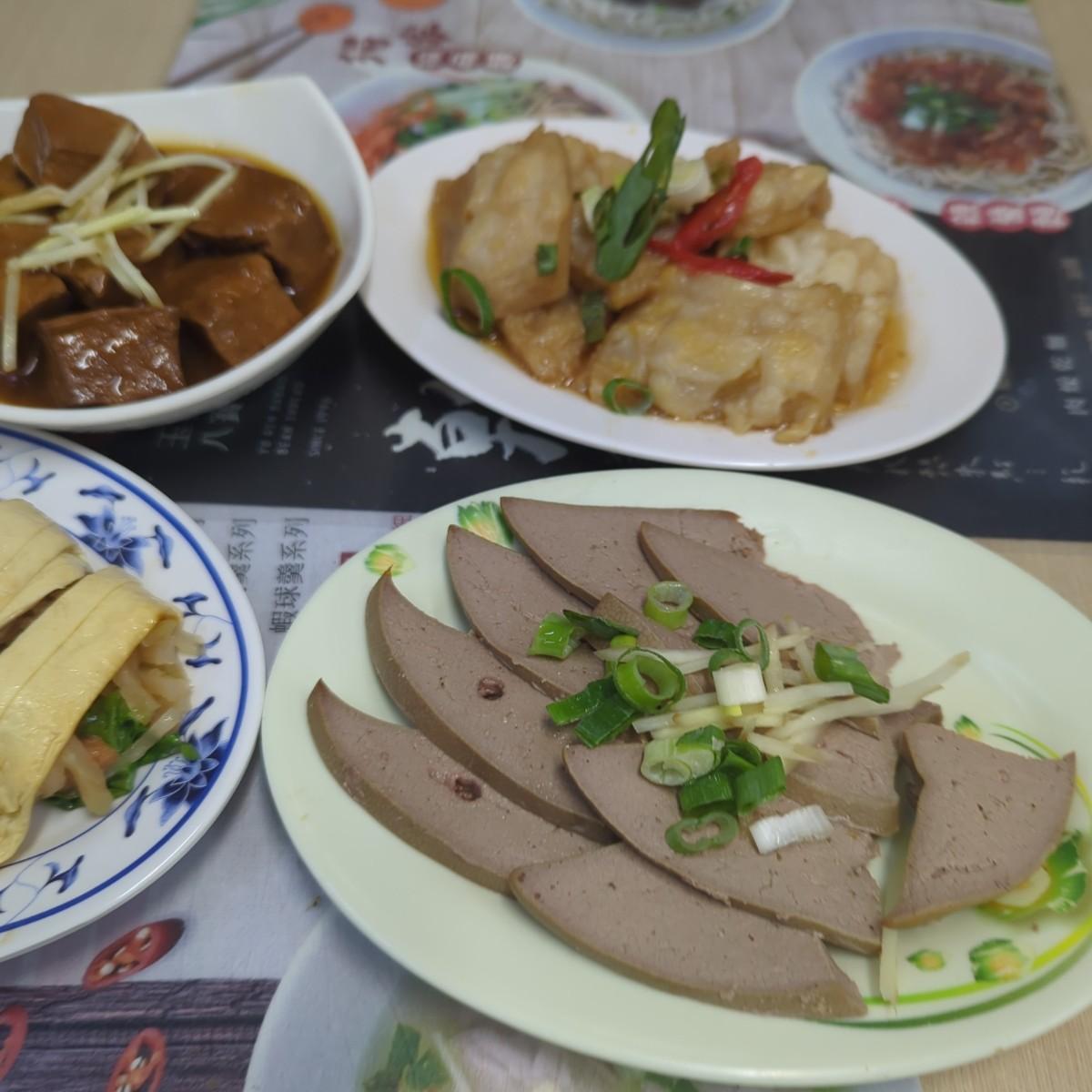 小菜裡最喜歡苦瓜跟豆皮卷，其他隨興拿取