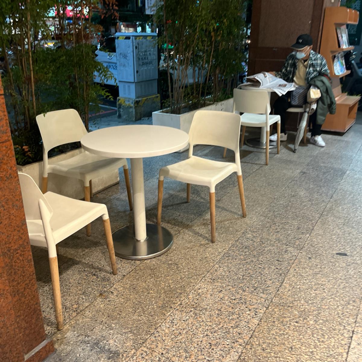 提供戶外用餐區（兩邊共四桌）