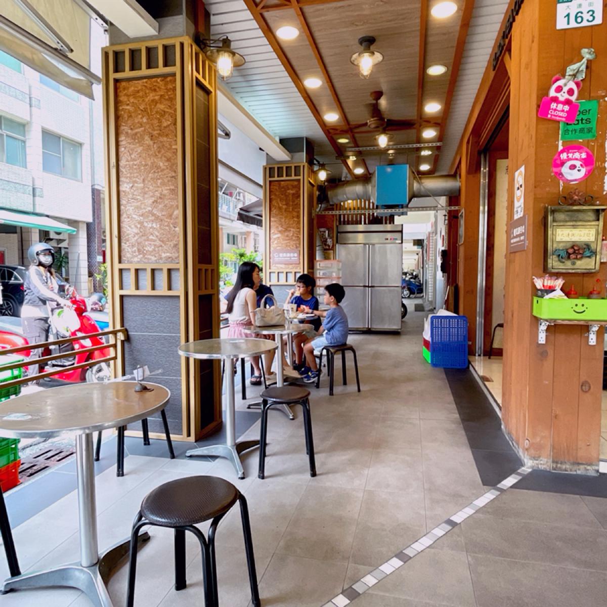內用大概有7-8小桌
桌距其實蠻近
半戶外空間不算很熱
不過我決定下次還是外帶就好