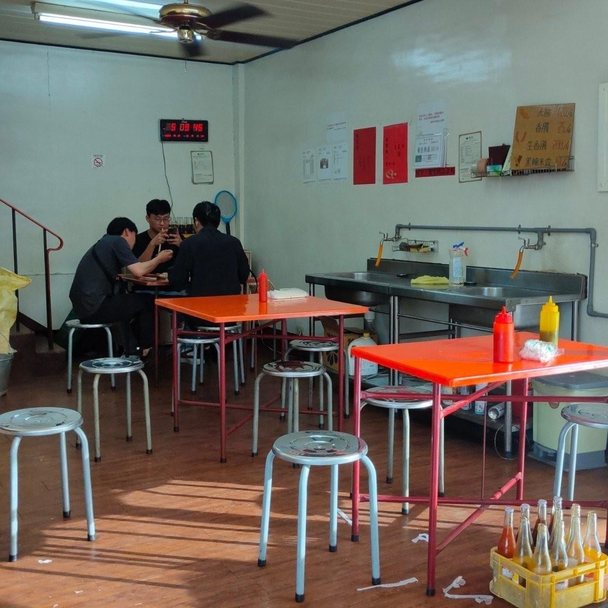 🥭 內用座位區

內用座位區簡單擺設幾張桌椅
至少能讓客人吃東西時有個舒服的地方
我覺得這樣很棒了👍