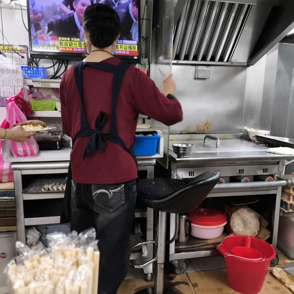 在門口專門煎鍋貼的阿姨