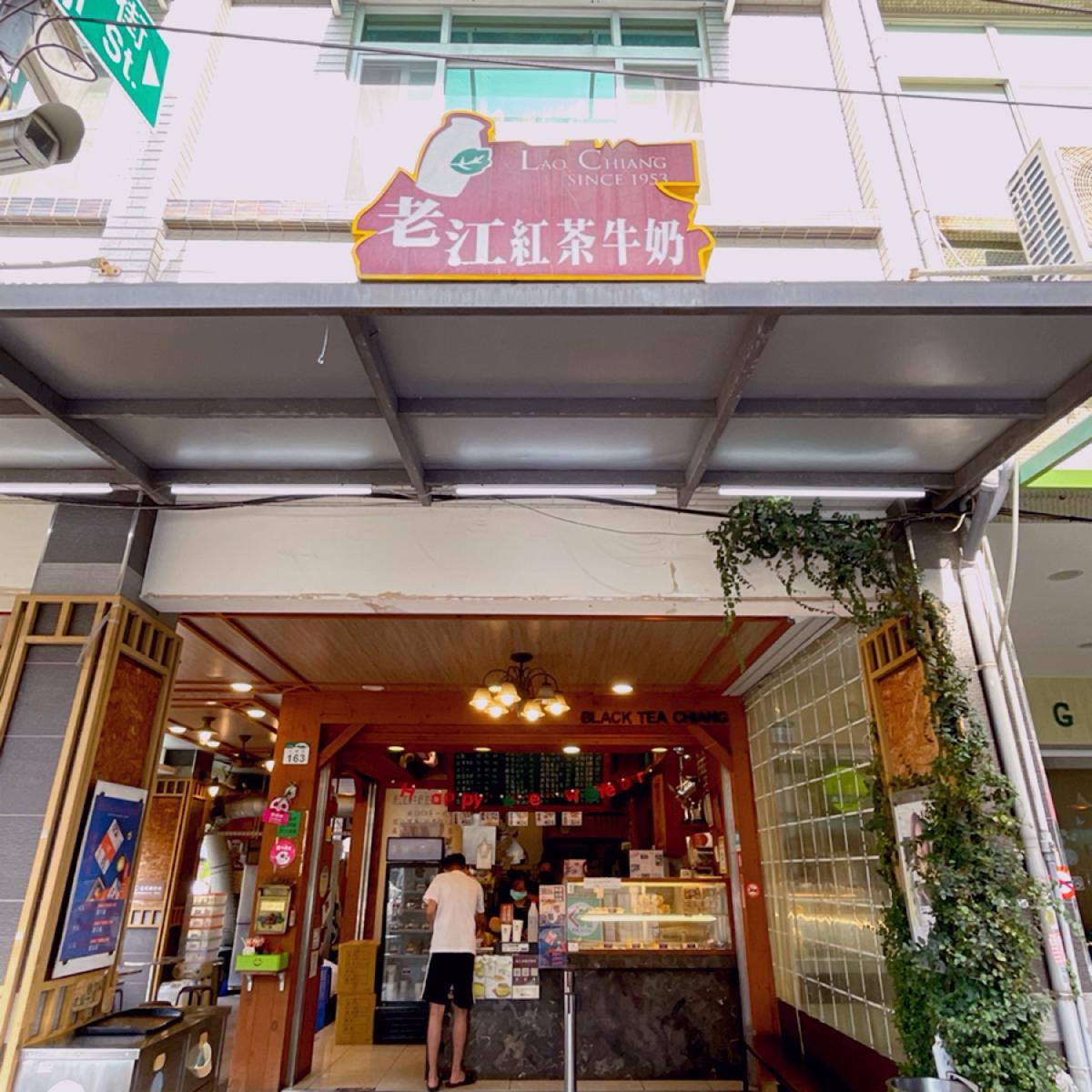 有別於很多現代風格的早餐店
老江走深色木系應該算是復古風（？