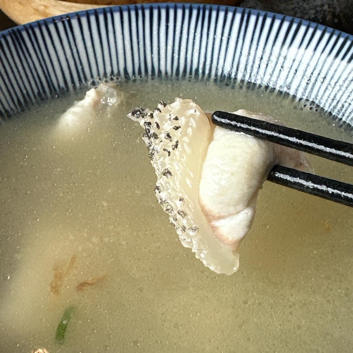 活體鮮魚湯的肉真的很讚
薑絲蛤仔無骨魚片，湯喝起來有些奶味