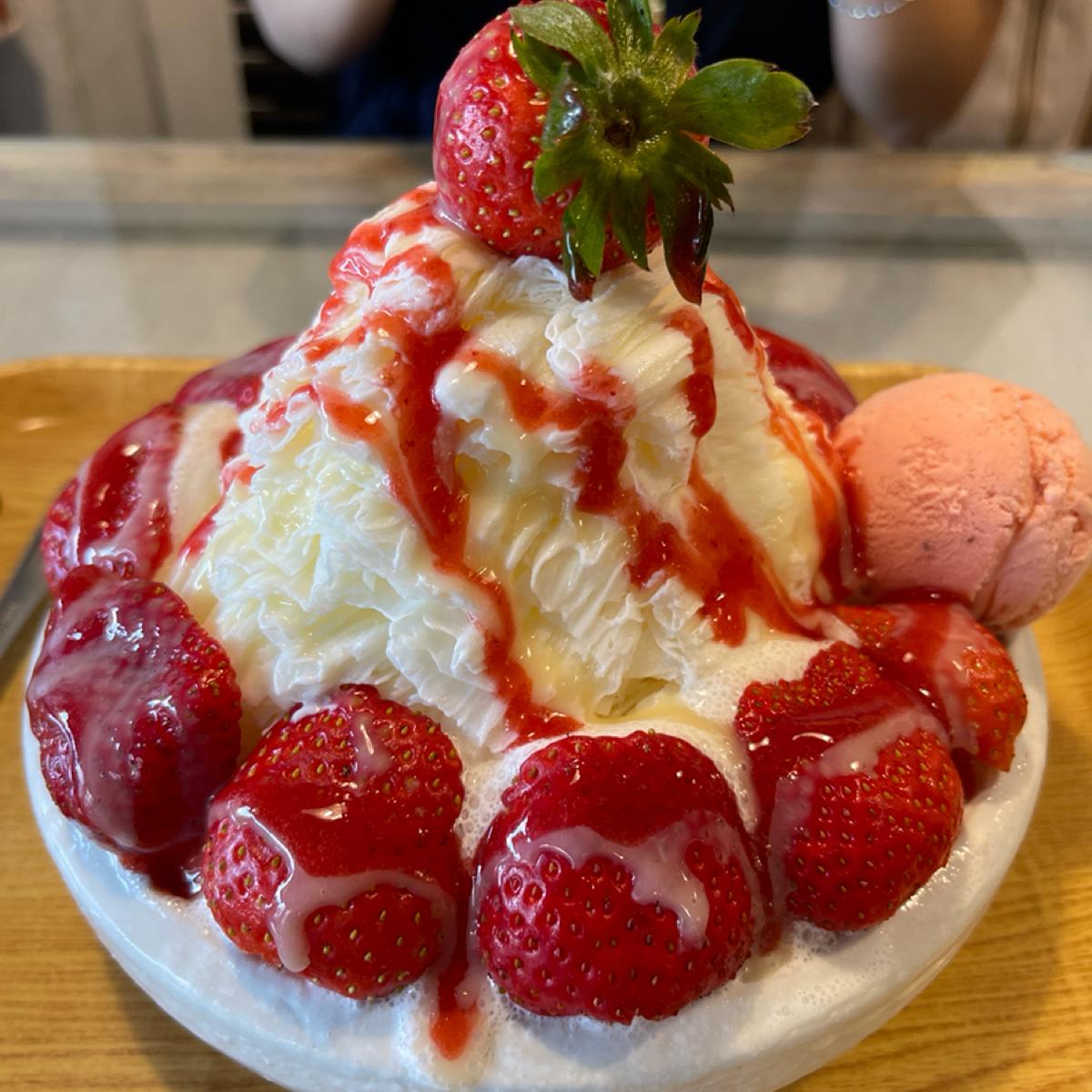 擴散在草莓周圍的是鹹奶油