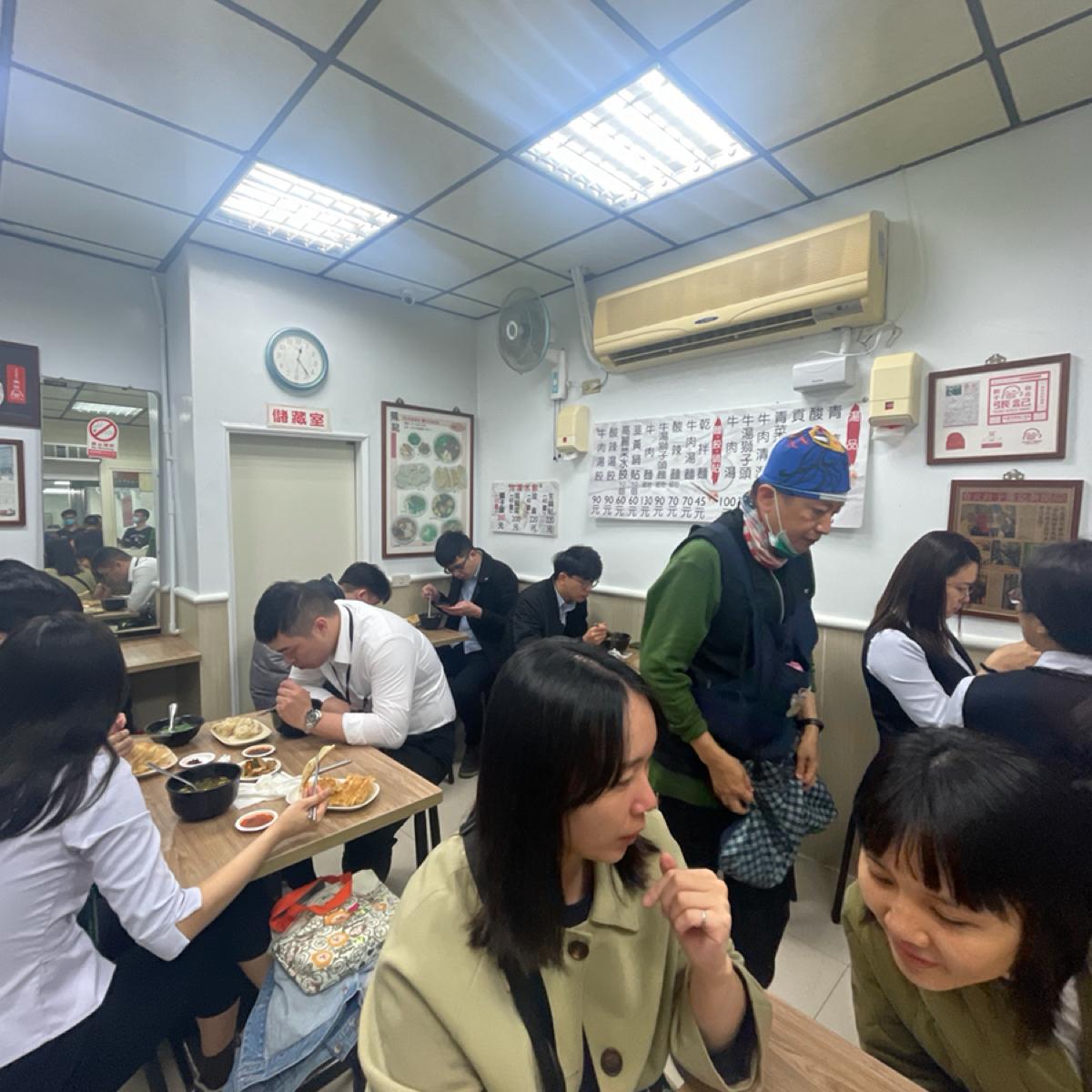 店內空間不大，桌子中間距離較近