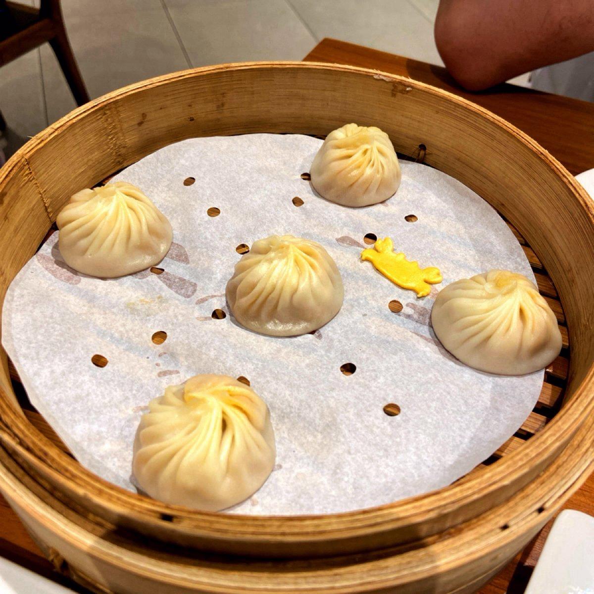 蟹粉小籠包
被上海的各式蟹粉生煎包、蟹粉拌飯拌麵驚豔到了，念念不忘的滋味，儘管價格高昂，還是讓我們鬼迷心竅的點了下去，希望可以重溫蟹蟹🦀的美味…